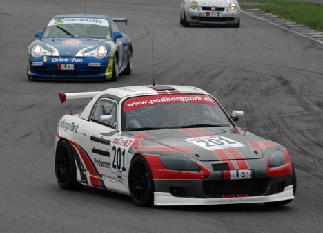 To af årets mestermandskaber. Forrest Tom Pedersen/Jesper Kristoffersen (201), der blev mestre i division 2 med deres Honda S2000, foran den Porsche 996 GT3 Cup, som Per Rosenkilde-Hansen/Tommy Schröter/Casper Kirk Johansen kørte til titlen i division 3.